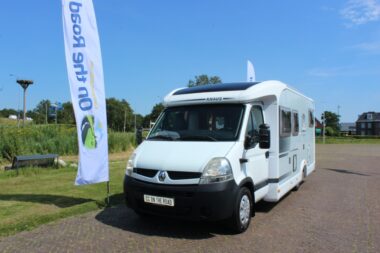 Knaus Sun Ti 700 Meg, Dwarsbed, Garage, Draaibare voorstoelen, Halve dinette, zit bank,. Bj. 2008