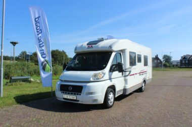 Adria Coral S 670 SLT, Halve-dinette, zijbank, 2 draaistoelen, enkele-bedden- laag, airco, Bj. 2010