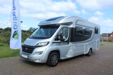 Adria  Matrix M 670 SC  2.3  MultiJet 180 PK , Half-integraal,  Queens-bed, Midden/hefbed,  Dak/Motor airco, Aut. schotel , 2 x LCD scherm, etc.  Bj. 2015.